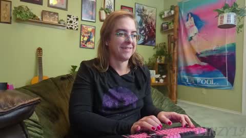 Snapshot of linzy19 chatting on November 2025 05:28:02 AM Linzy19 online show from November 2025 05:28:02 AM