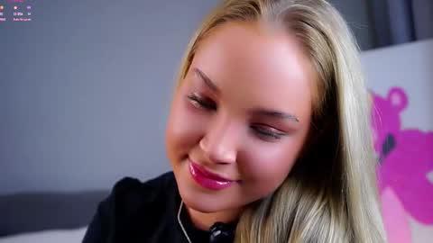 Snapshot of lipswithsmileonthem chatting on December 2025 01:11:01 AM Amelia online show from December 2025 01:11:01 AM