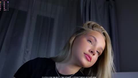 Snapshot of lipswithsmileonthem chatting on December 2025 01:11:02 AM Amelia online show from December 2025 01:11:02 AM