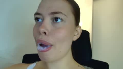 Snapshot of lisbet_21x chatting on December 2025 07:22:01 PM Lisbet online show from December 2025 07:22:01 PM