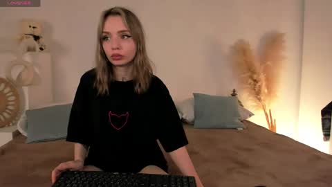 Snapshot of little_clare_ chatting on May 2026 12:33:01 PM little_clare_ online show from May 2026 12:33:01 PM
