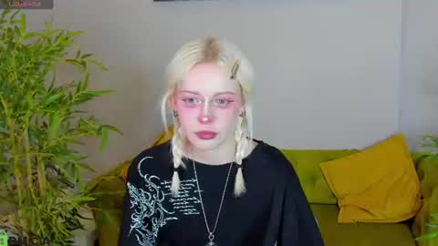 Snapshot of little_lillit chatting on June 2026 09:24:02 AM Lill online show from June 2026 09:24:02 AM