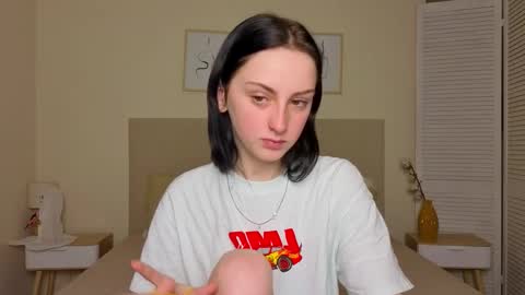 little_mollee online show from November 2025 04:01:01 AM