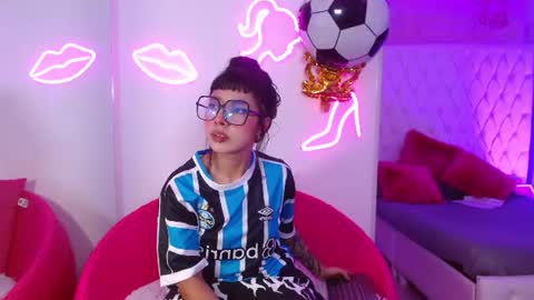 Snapshot of little_paulette chatting on July 2026 04:05:02 AM Paulette online show from July 2026 04:05:02 AM