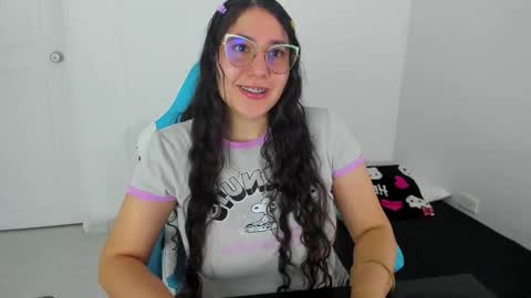 Snapshot of little_sparkles_0f_l0v3 chatting on November 2025 01:17:01 AM Laire online show from November 2025 01:17:01 AM