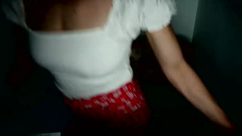 Snapshot of littleaura chatting on April 2026 06:38:01 PM LittleAura online show from April 2026 06:38:01 PM