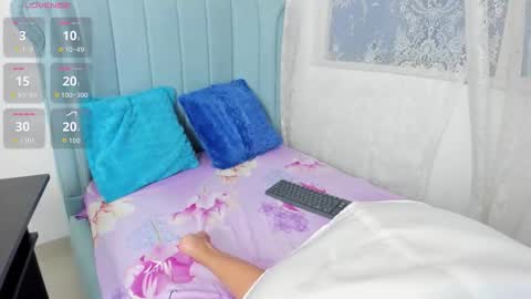 Snapshot of littleblonde_ chatting on November 2025 01:18:01 AM online show from November 2025 01:18:01 AM