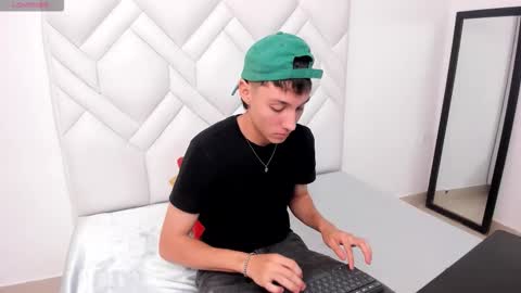 Snapshot of littledanny_ chatting on November 2025 07:37:01 PM DANNY online show from November 2025 07:37:01 PM