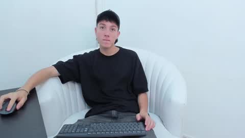 Snapshot of littledanny_ chatting on November 2025 04:07:01 PM DANNY online show from November 2025 04:07:01 PM