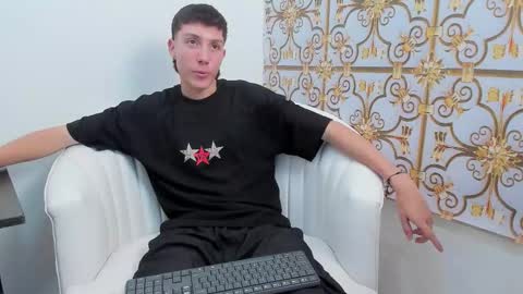 Snapshot of littledanny_ chatting on November 2025 07:03:01 PM DANNY online show from November 2025 07:03:01 PM