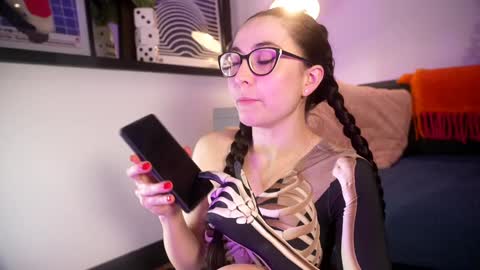 Snapshot of littlee33 chatting on October 2025 08:20:02 PM Emily Hill online show from October 2025 08:20:02 PM
