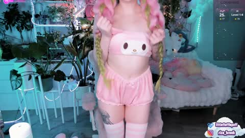 Snapshot of littleflufflepuff chatting on December 2024 05:05:02 AM Riza Riri Puff online show from December 2024 05:05:02 AM