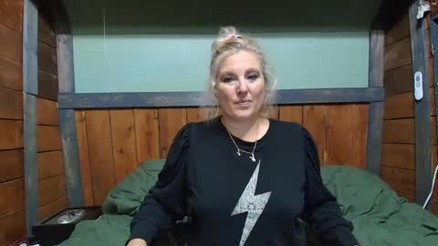 Snapshot of littlelisa1 chatting on October 2025 05:10:02 PM lisanixs online show from October 2025 05:10:02 PM