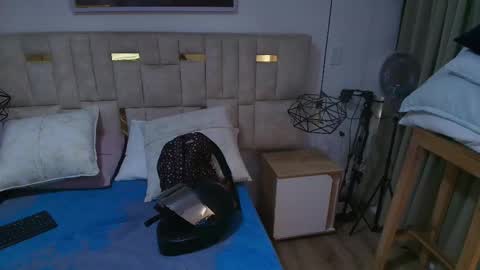 Lizz  online show from November 2025 12:49:02 PM