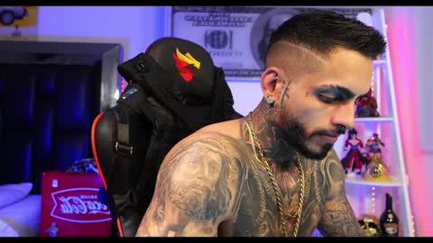 logan_hugh8 online show from December 2024 01:32:01 PM