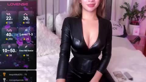 Snapshot of loisewilliams chatting on October 2025 05:19:02 PM Mistress L online show from October 2025 05:19:02 PM