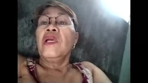 Snapshot of lolamommie chatting on November 2025 10:52:02 PM tey online show from November 2025 10:52:02 PM