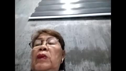 Snapshot of lolamommie chatting on November 2025 09:48:02 PM tey online show from November 2025 09:48:02 PM