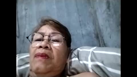 Snapshot of lolamommie chatting on November 2025 10:33:02 PM tey online show from November 2025 10:33:02 PM