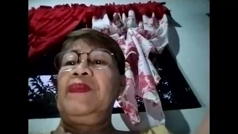 Snapshot of lolamommie chatting on November 2025 10:01:01 PM tey online show from November 2025 10:01:01 PM