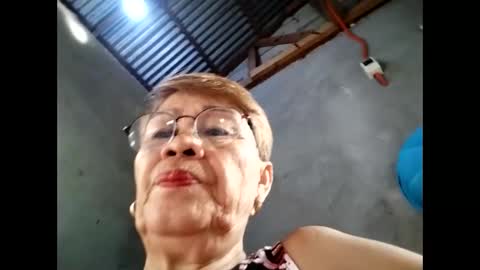 Snapshot of lolamommie chatting on November 2025 10:56:01 PM tey online show from November 2025 10:56:01 PM