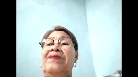 Snapshot of lolamommie chatting on December 2025 05:12:02 AM tey online show from December 2025 05:12:02 AM