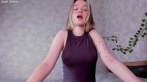 Mia online show from November 2025 04:34:02 AM