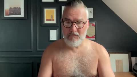 Snapshot of londongent2023 chatting on September 2025 09:44:02 AM EnglishBear online show from September 2025 09:44:02 AM