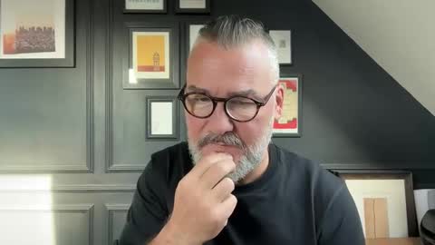 Snapshot of londongent2023 chatting on October 2025 08:34:01 AM EnglishBear online show from October 2025 08:34:01 AM