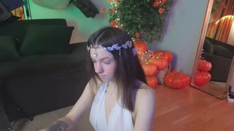 Luna online show from October 2025 08:43:01 PM