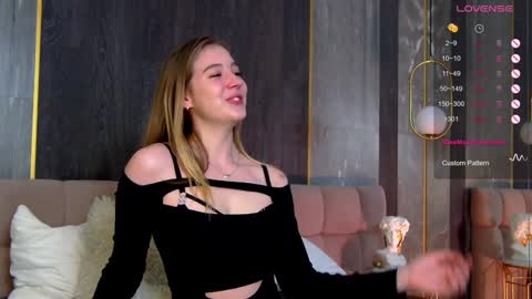 Loraine online show from December 2024 10:37:01 PM