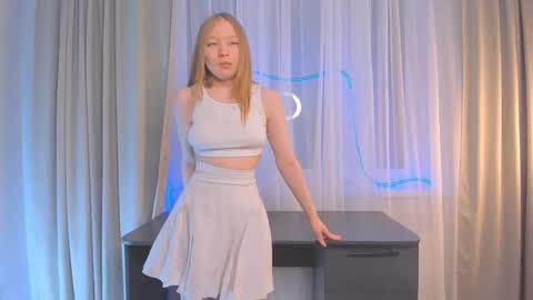 Lola   online show from December 2025 05:17:01 PM