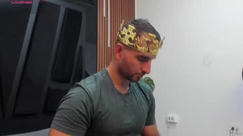  L O R E N Z O  Thumbs Up help  online show from November 2025 05:37:01 PM