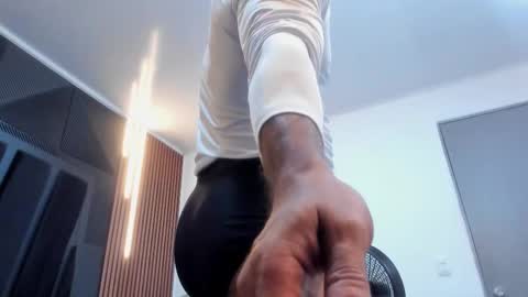  L O R E N Z O  Thumbs Up help  online show from November 2025 06:40:01 PM