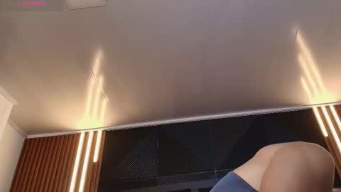  L O R E N Z O  Thumbs Up help  online show from January 2026 05:28:02 PM