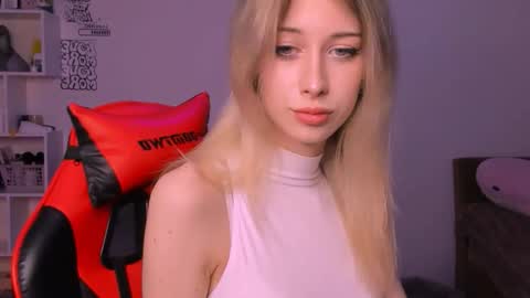 Snapshot of lori_meow chatting on October 2025 04:59:02 PM Lori online show from October 2025 04:59:02 PM