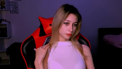 Snapshot of lori_meow chatting on October 2025 06:21:01 PM Lori online show from October 2025 06:21:01 PM