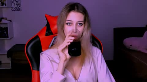 Snapshot of lori_meow chatting on October 2025 06:30:01 PM Lori online show from October 2025 06:30:01 PM