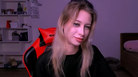 Lori online show from November 2025 06:17:01 PM