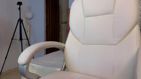Snapshot of lou_rosse chatting on December 2024 08:34:01 PM  Lou Rosse  online show from December 2024 08:34:01 PM