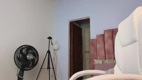 Snapshot of lou_rosse chatting on February 2025 08:31:01 PM  Lou Rosse  online show from February 2025 08:31:01 PM