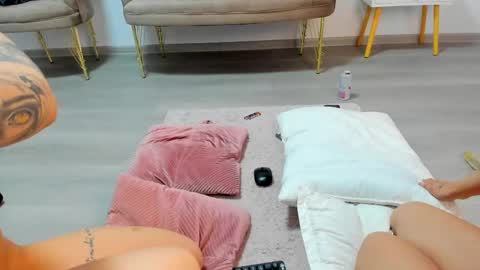 Snapshot of love_mexoxo chatting on May 2026 09:17:01 AM Andreea online show from May 2026 09:17:01 AM