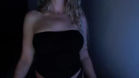 Snapshot of love_on_ chatting on June 2026 10:52:01 AM LoVe On online show from June 2026 10:52:01 AM