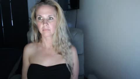 Snapshot of love_on_ chatting on June 2026 02:01:01 AM LoVe On online show from June 2026 02:01:01 AM
