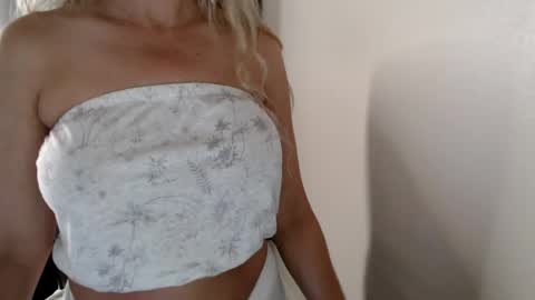 Snapshot of love_on_ chatting on July 2026 01:04:02 PM LoVe On online show from July 2026 01:04:02 PM