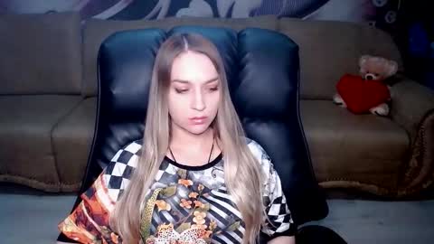 Snapshot of lovellymalina chatting on January 2026 03:50:01 PM private open online show from January 2026 03:50:01 PM