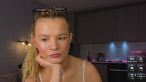 Snapshot of lovely_babyy chatting on June 2026 04:22:02 AM Jenny online show from June 2026 04:22:02 AM