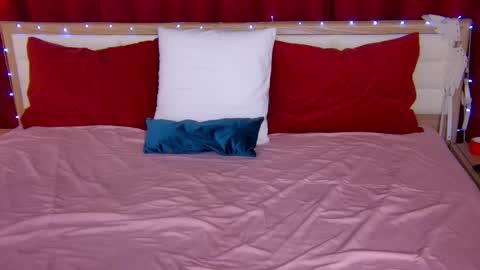 Snapshot of lovelycaroline_ chatting on November 2025 01:29:01 AM Caroline online show from November 2025 01:29:01 AM