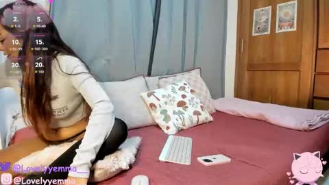 Snapshot of lovelyemma__ chatting on October 2025 02:53:01 AM online show from October 2025 02:53:01 AM