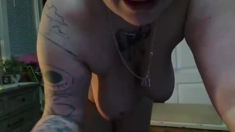 Snapshot of lovetubes101 chatting on November 2025 04:24:02 AM lovetubes101 online show from November 2025 04:24:02 AM